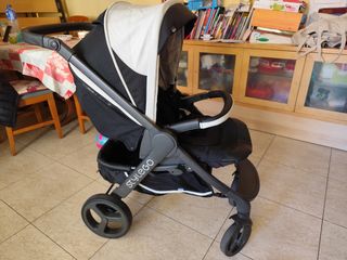 Silla de paseo y silla de  auto bebé completo