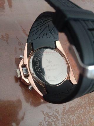 Reloj V6 Hombre - Negro y Dorado