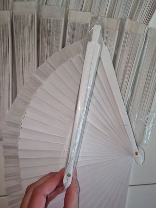 19 Abanicos blancos de madera y tela