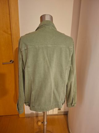 Cazadora vaquera Pull Bear verde oliva