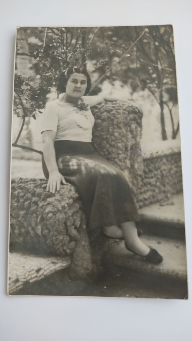Foto antigua mujer años 30 en parque Tortosa