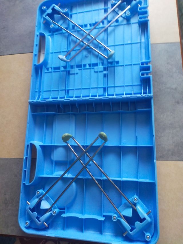 Mesa plegable azul y blanca.