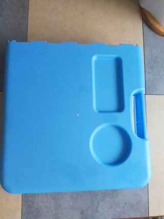 Mesa plegable azul y blanca.
