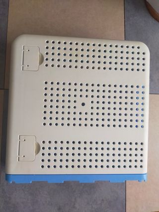 Mesa plegable azul y blanca.