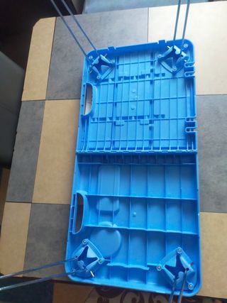 Mesa plegable azul y blanca.