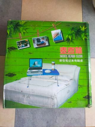 Mesa plegable azul y blanca.