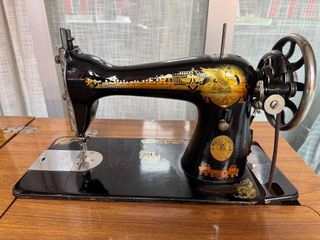 Máquina de coser SINGER antigua de 1920