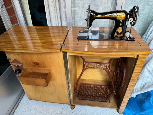 Máquina de coser SINGER antigua de 1920