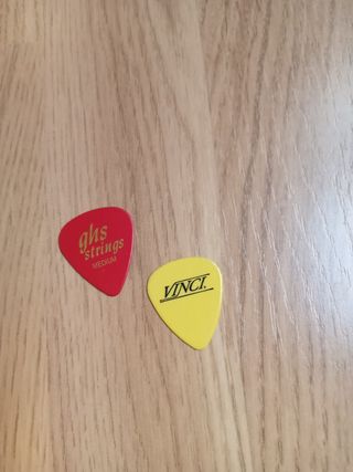 Guitarra acústica y accesorios