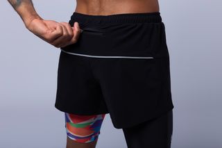 Shorts running Beam - negros y multicolor