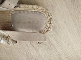 Sandalias planas beige con perlas.