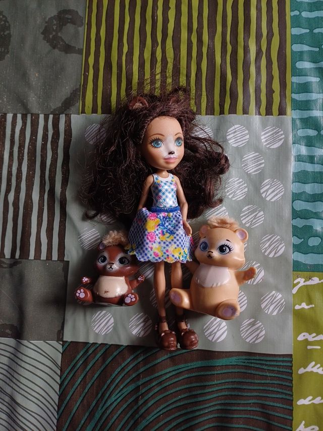 Muñecas Enchantimals y 2 animalitos