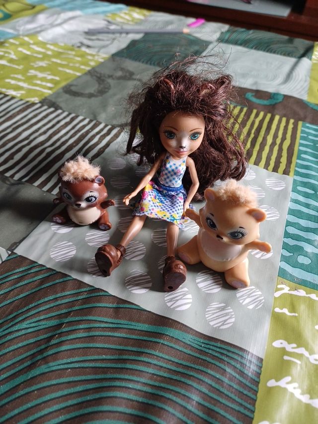 Muñecas Enchantimals y 2 animalitos