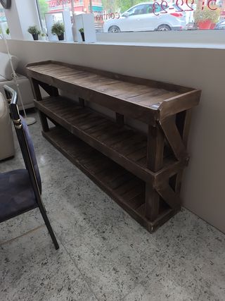 Estanteria de madera marrón