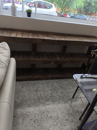 Estanteria de madera marrón