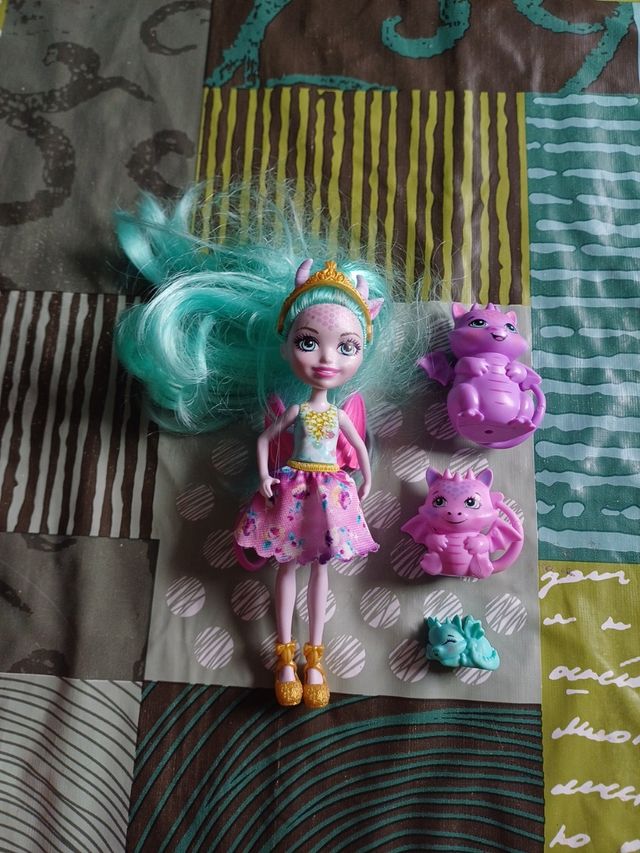 Muñeca Enchantimals y 3 dragones