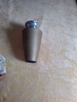 Jarrón marrón y plateado
