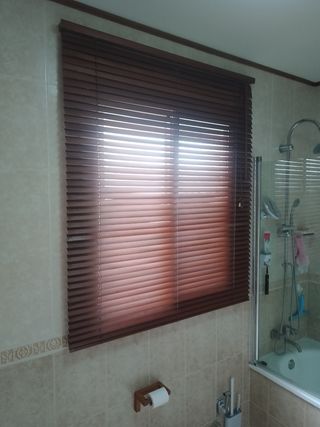 Persiana madera marrón