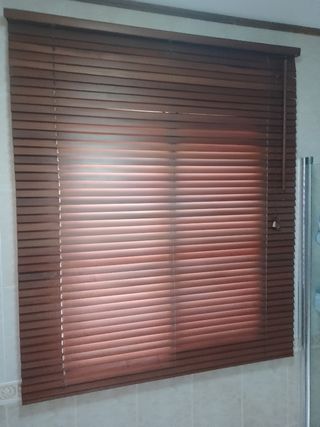 Persiana madera marrón