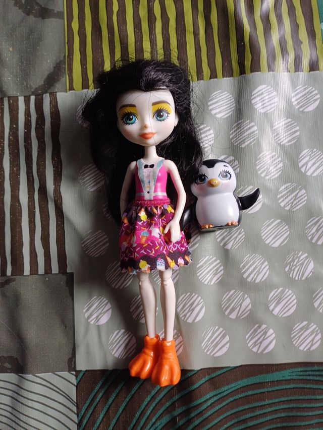 Muñeca Enchantimals y pingüino