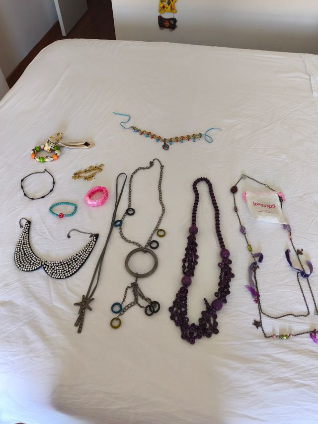 Collares y pulseras multicolor.
