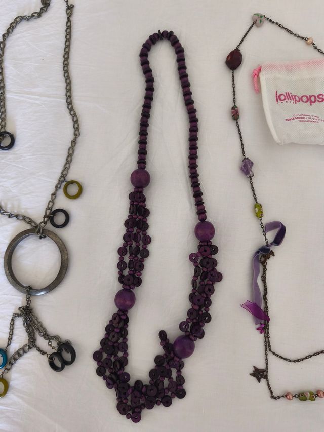 Collares y pulseras multicolor.