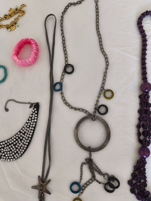 Collares y pulseras multicolor.