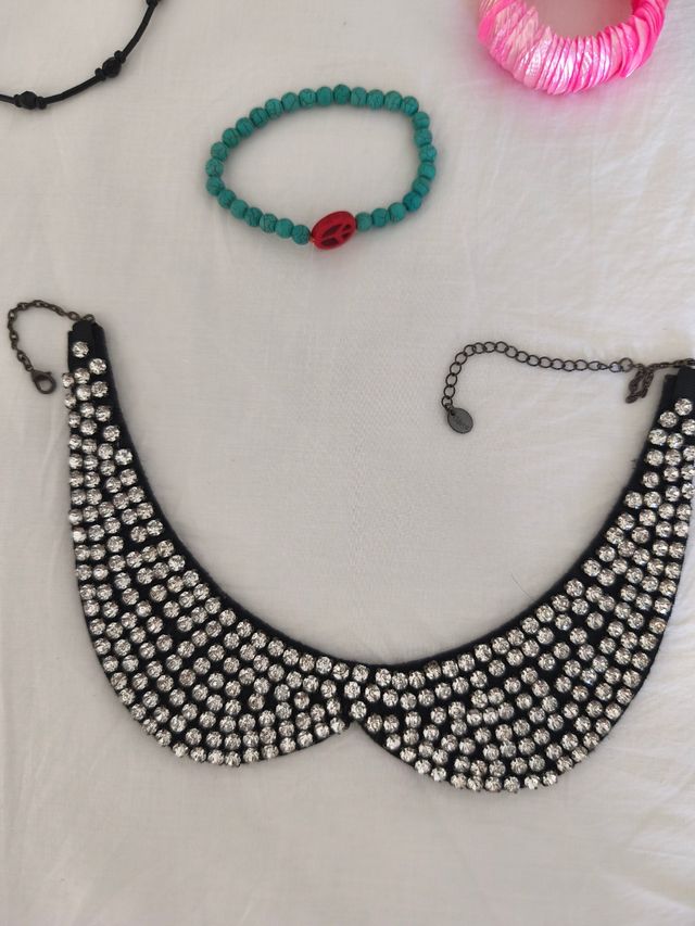 Collares y pulseras multicolor.