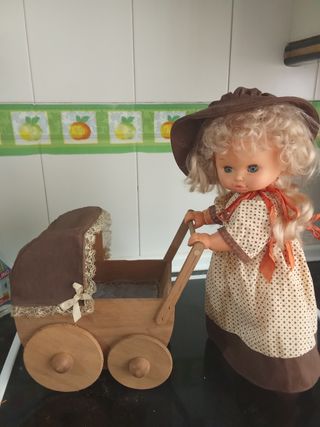 Muñeca años 70 con cochecito. Mama luchy 