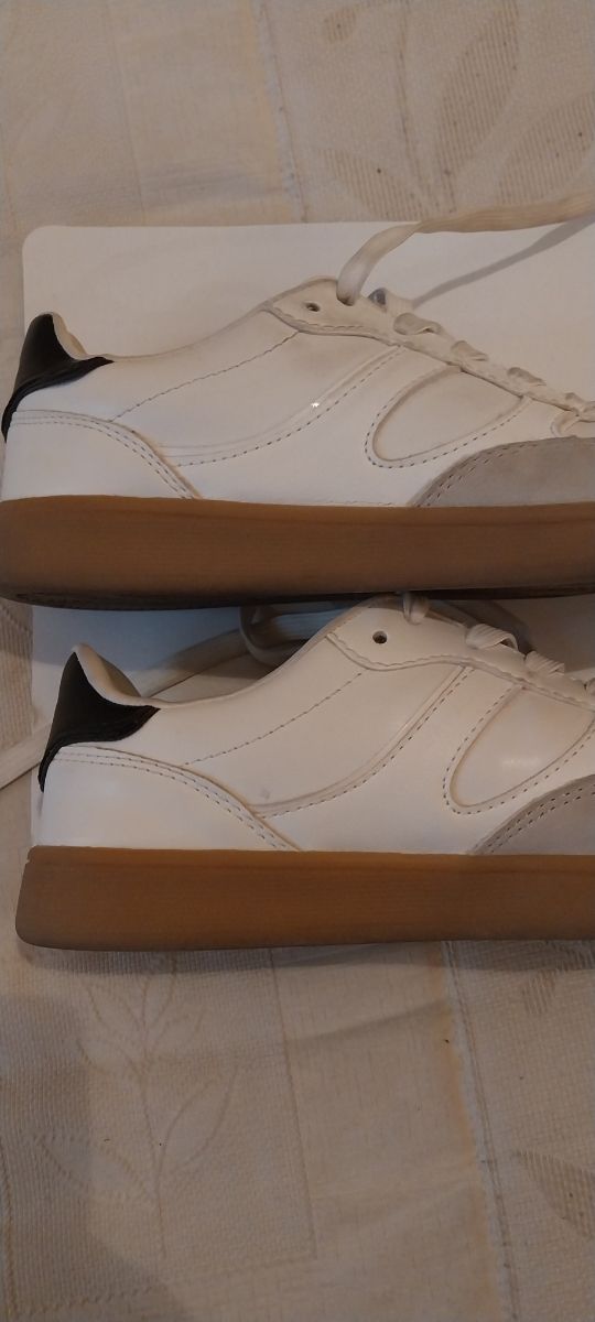 Zapatillas Stradivarius blancas y beige