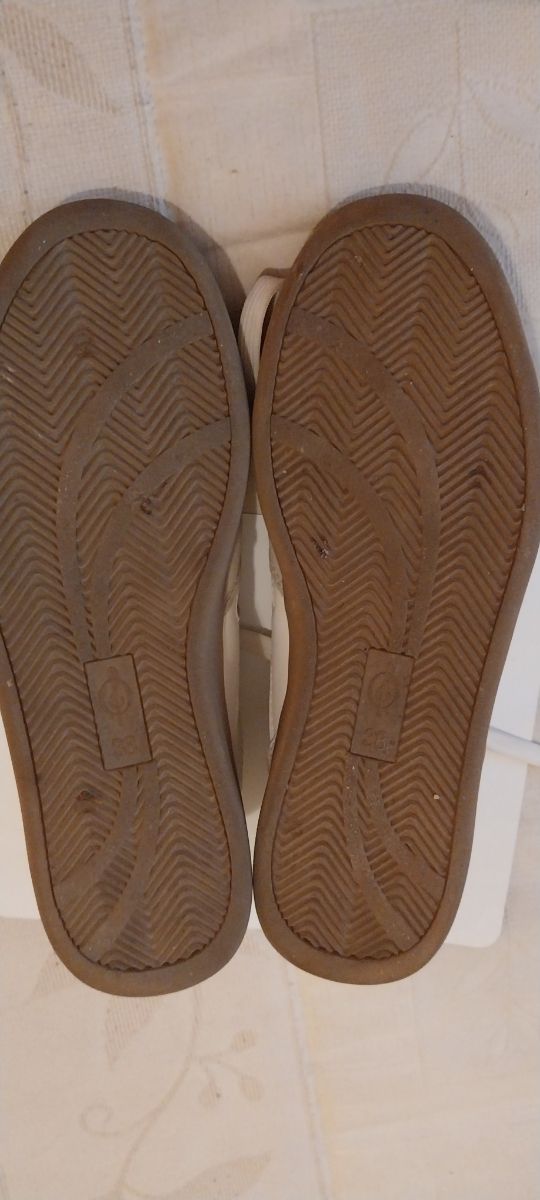 Zapatillas Stradivarius blancas y beige