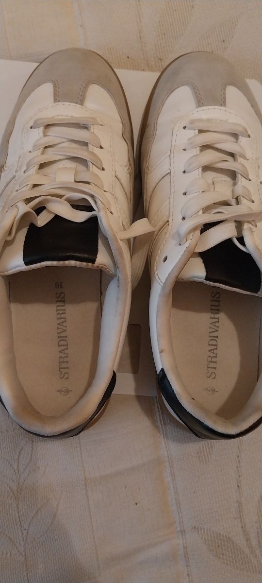 Zapatillas Stradivarius blancas y beige