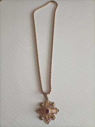 Collar dorado con cruz roja