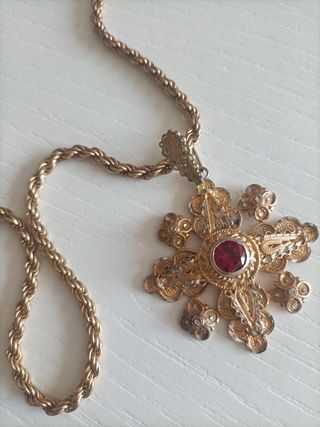 Collar dorado con cruz roja