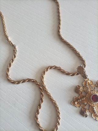 Collar dorado con cruz roja