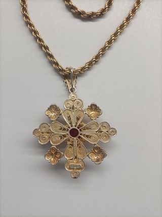 Collar dorado con cruz roja