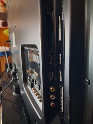 TV Samsung 42”- Negro/Rojo