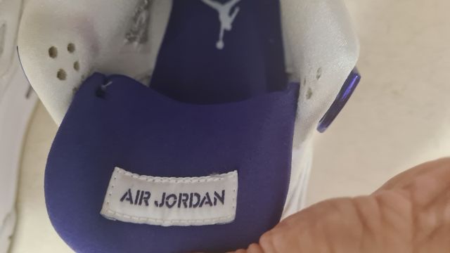 Air Jordan 4 Retro - Blancas y Moradas - 41 EU
