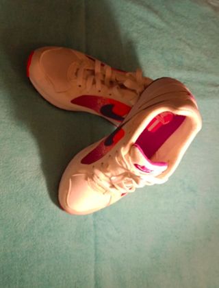 Zapatillas Nike blancas y moradas