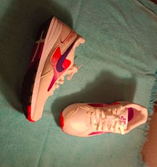 Zapatillas Nike blancas y moradas