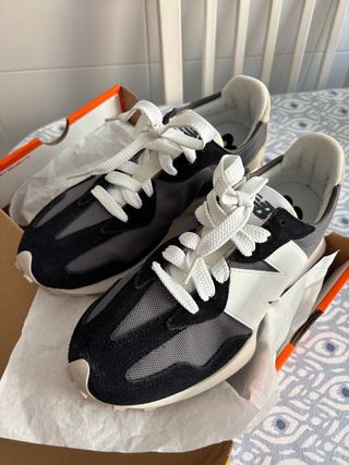 New Balance 327 - Gris y Negro