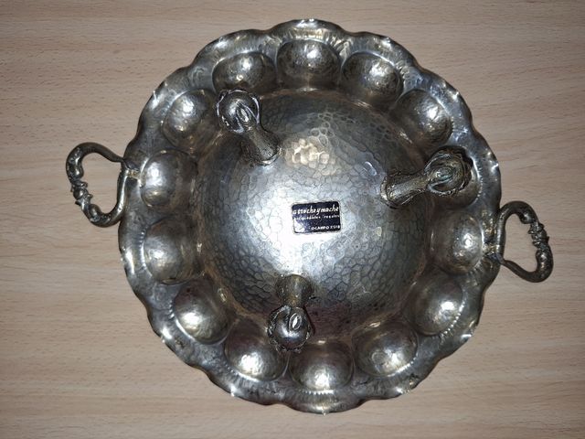 Plato metal repujado antiguo