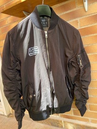 Cazadora bomber Bershka negra - M