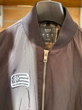 Cazadora bomber Bershka negra - M