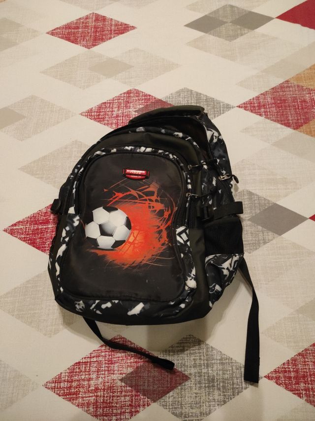 Mochila escolar negra y blanca
