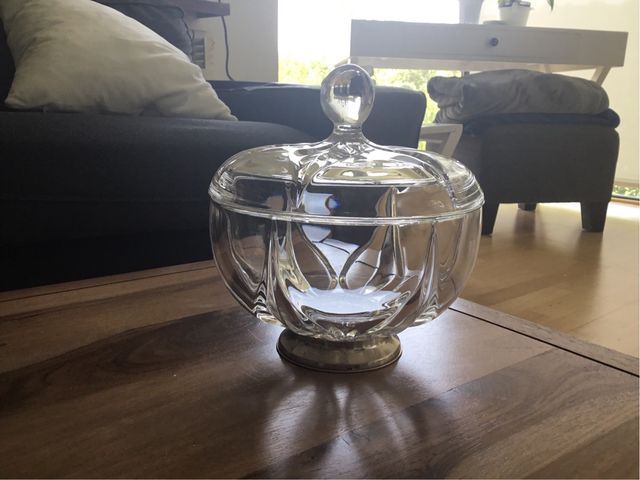 Set de bomboneras, una de cristal tallado y plata