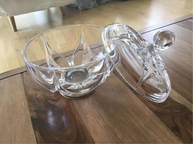 Set de bomboneras, una de cristal tallado y plata