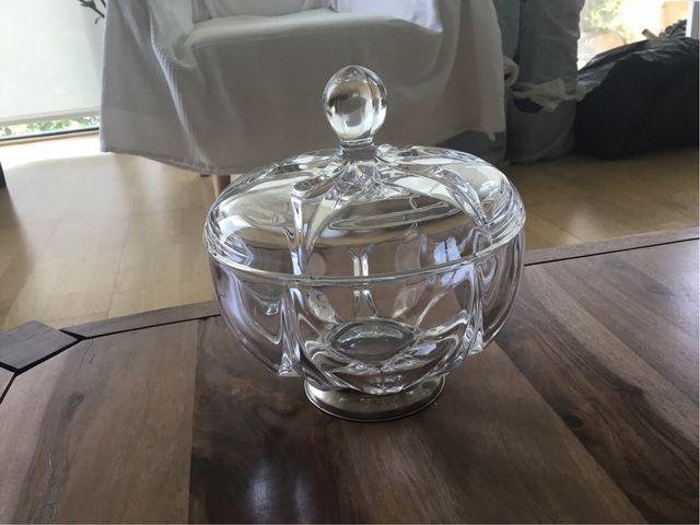 Set de bomboneras, una de cristal tallado y plata