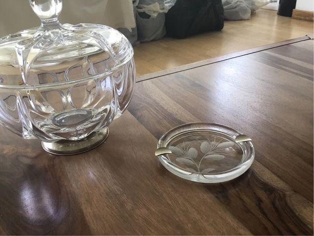 Set de bomboneras, una de cristal tallado y plata