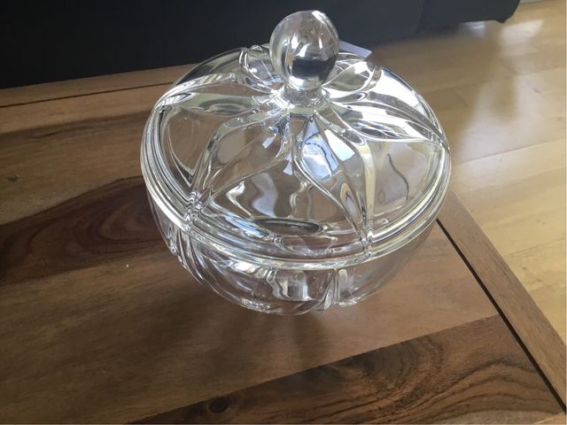 Set de bomboneras, una de cristal tallado y plata